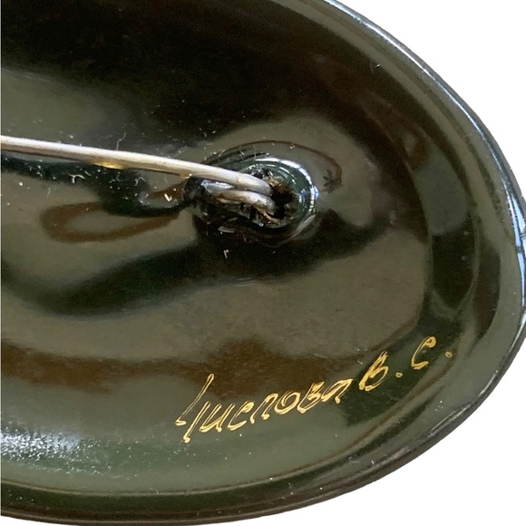 Vintage Signed Russian Lacquer Brooch Pin, Hand Painted Russian Folk Art - Picture 8 of 9